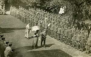 Queen Mary visits soldiers