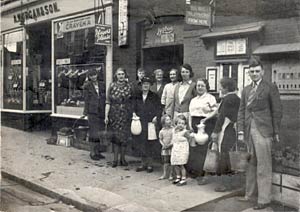 A wartime queue in Howell Road